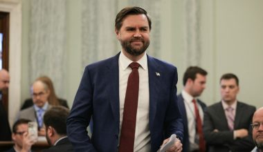 Τζ.Ντ.Βανς: «Η μπάλα είναι στο γήπεδο του Ιράν»