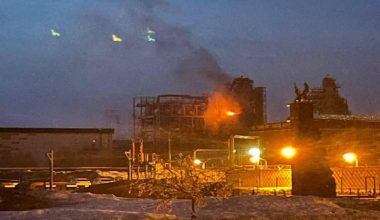 Oι Ουκρανοί κτύπησαν ξανά τις ρωσικές υποδομές εξαγωγής πετρελαίου στο λιμάνι Ουστ-Λούγκα στη Βαλτική (βίντεο)