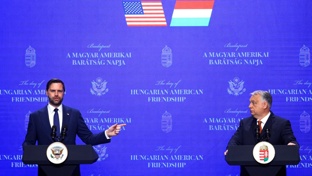 Σφοδρή επίθεση Τζ.Ντ.Βανς στους «γραφειοκράτες της ΕΕ» σε προεκλογική ομιλία του Β.Όρμπαν: «Πρωτοφανής ανάμειξη»