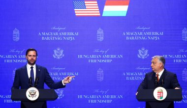 Σφοδρή επίθεση Τζ.Ντ.Βανς στους «γραφειοκράτες της ΕΕ» σε προεκλογική ομιλία του Β.Όρμπαν: «Πρωτοφανής ανάμειξη»