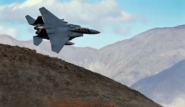 Bloomberg: Μέσω συσκευής επικοινωνίας της Boeing εντοπίστηκε ο Αμερικανός πιλότος στο Ιράν – Πώς λειτουργεί