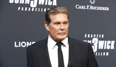 Ανησυχία για τον Ν.Χάσελχοφ: O ηθοποιός εμφανίστηκε καταβεβλημένος ενώ περπατούσε με τη βοήθεια μπαστουνιού (φωτο)