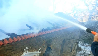 Αχαΐα: Ολοσχερώς κάηκε εκκλησία στη Βελλά Αιγείρας – Δείτε φωτογραφίες