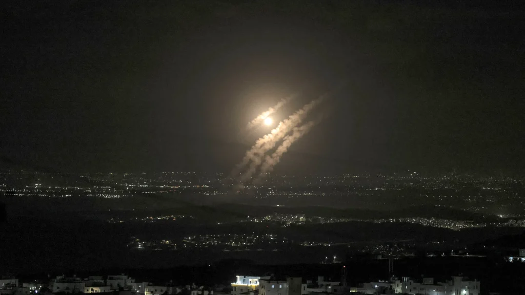 Ιρανικός πύραυλος πέφτει με απίστευτη ταχύτητα σε αποθήκη οπλισμού στη Νεγκέβ (βίντεο)