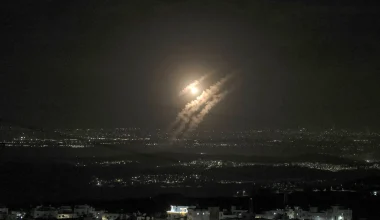 Εντυπωσιακά πλάνα: Ιρανικός πύραυλος πέφτει με απίστευτη ταχύτητα σε αποθήκη οπλισμού στη Νεγκέβ (βίντεο)