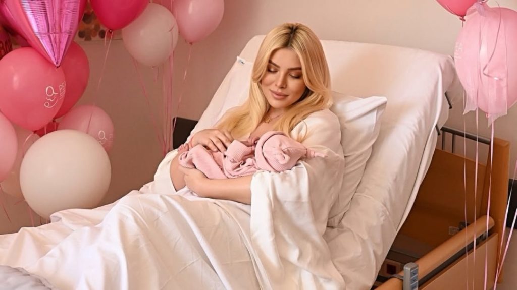 Οι πρώτες φωτογραφίες της Κατερίνας Καινούργιου με την κόρη της – «Χάνομαι μέσα σε δάκρυα χαράς που δεν σταματούν»