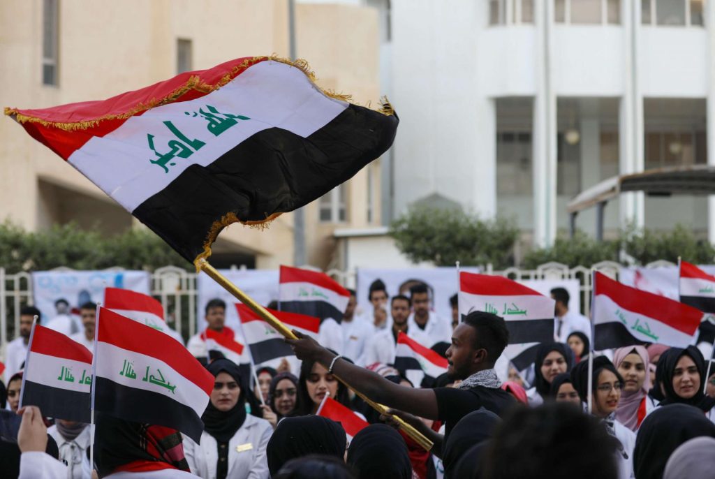 «Βράζει» το Ιράκ από εξαγριωμένους φιλοϊρανικούς πολίτες: Εισέβαλαν στην πρεσβεία του Κουβέιτ – Δείτε βίντεο