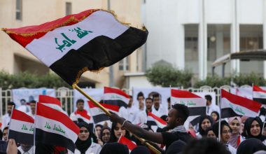 «Βράζει» το Ιράκ από εξαγριωμένους φιλοϊρανικούς πολίτες: Εισέβαλαν στην πρεσβεία του Κουβέιτ – Δείτε βίντεο