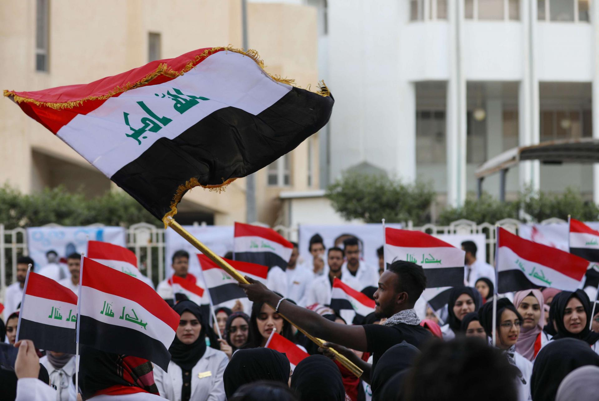 «Βράζει» το Ιράκ από εξαγριωμένους φιλοϊρανικούς πολίτες: Εισέβαλαν στην πρεσβεία του Κουβέιτ – Δείτε βίντεο