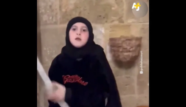 «Εδώ είμαστε όλοι ένα»: Το μήνυμα μικρής Μουσουλμάνας που χτυπάει την καμπάνα σε εκκλησία στον Λίβανο (βίντεο)