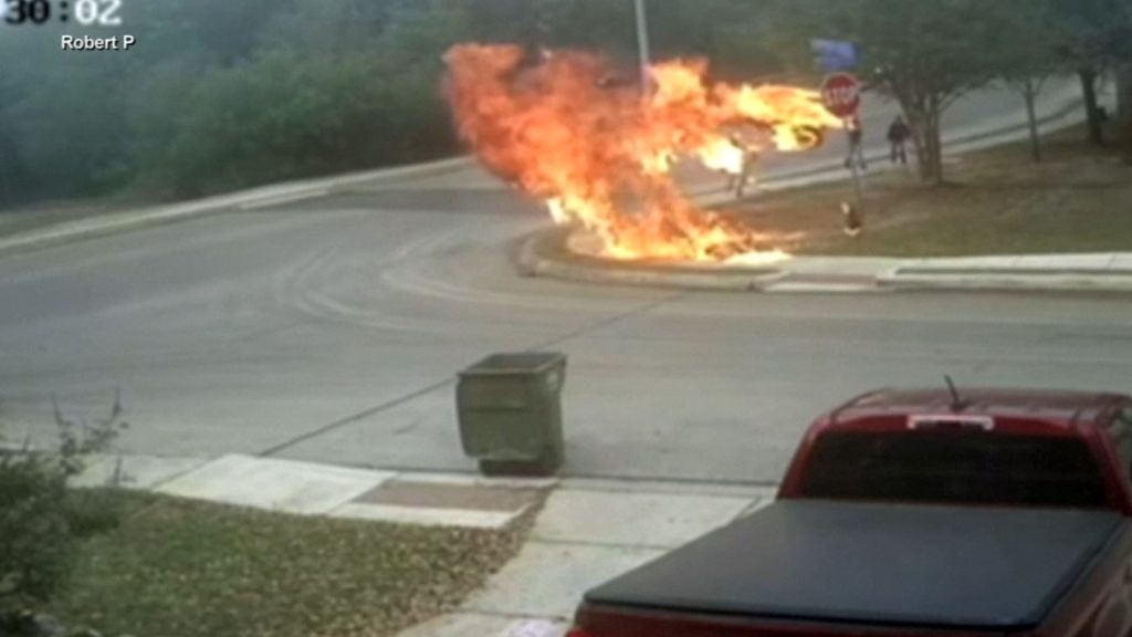 Σφοδρό τροχαίο στο Τέξας: Η στιγμή που μηχανή εκρήγνυται μετά από σύγκρουση (βίντεο)