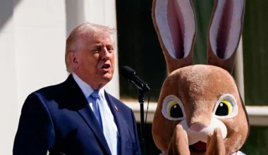 Χαμός στα social media με το τελεσίγραφο Τραμπ προς τους Ιρανούς έχοντας δίπλα του τον «κούνελο» του Πάσχα & παιδιά