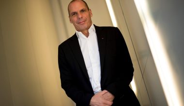 Ο Γ.Βαρουφάκης χόρεψε techno κομμάτι στη Μόσχα που επαναλαμβάνει συνεχώς το όνομά του (βίντεο)