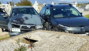 Αγρίνιο: Αυτοκίνητα συγκρούστηκαν πλαγιομετωπικά μέσα σε νεκροταφείο – Δείτε φωτογραφίες