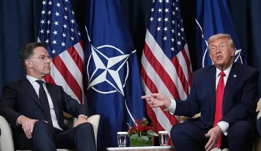 Κ.Λέβιτ για την αποχώρηση των ΗΠΑ από το ΝΑΤΟ: «Ο Τραμπ θα το συζητήσει με τον Ρούτε»