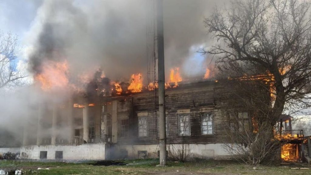 Χάρκοβο: Ρωσικά drones έπληξαν ιστορικό αρχοντικό του 19ου αιώνα που είχε επιβιώσει δύο παγκοσμίων πολέμων (βίντεο)