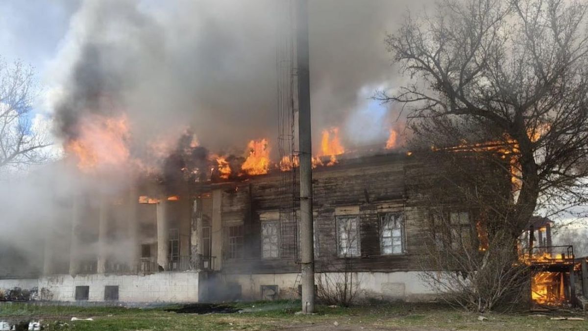 Χάρκοβο: Ρωσικά drones έπληξαν ιστορικό αρχοντικό του 19ου αιώνα που είχε επιβιώσει δύο παγκοσμίων πολέμων (βίντεο)