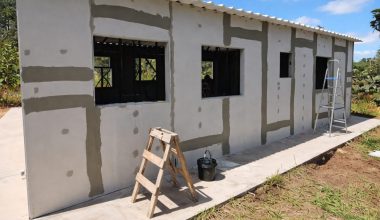 Έχτισαν μόνοι το νέο τους σπίτι σε 3 μήνες – Δείτε το λόγο που ξεκίνησαν από… την σκεπή (βίντεο)