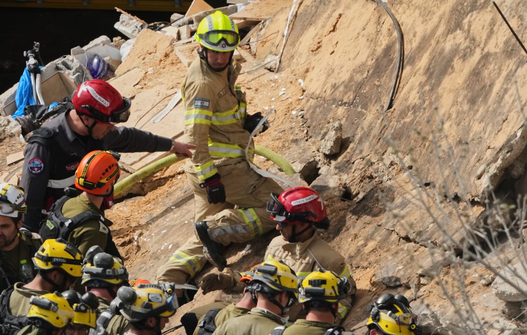 Χάιφα: Η στιγμή που σωστικά συνεργεία βγάζουν τις σορούς ενοίκων μετά από ιρανικό άμεσο χτύπημα (βίντεο)