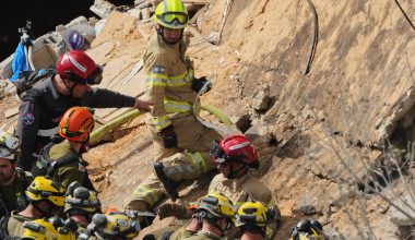 Χάιφα: Η στιγμή που σωστικά συνεργεία βγάζουν τις σορούς ενοίκων μετά από ιρανικό άμεσο χτύπημα (βίντεο)