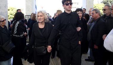 Συγγενείς & φίλοι είπαν το τελευταίο «αντίο» στον Β.Ρίζο: Συντετριμμένη η Θ.Φωτίου στην κηδεία του γιου της