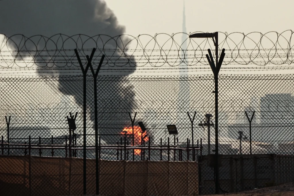 Μπαράζ συλλήψεων στο Άμπου Ντάμπι: Χειροπέδες σε 375 άτομα επειδή φωτογράφησαν τις καταστροφές στο εμιράτο