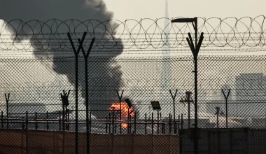 Μπαράζ συλλήψεων στο Άμπου Ντάμπι: Χειροπέδες σε 375 άτομα επειδή φωτογράφησαν τις καταστροφές στο εμιράτο