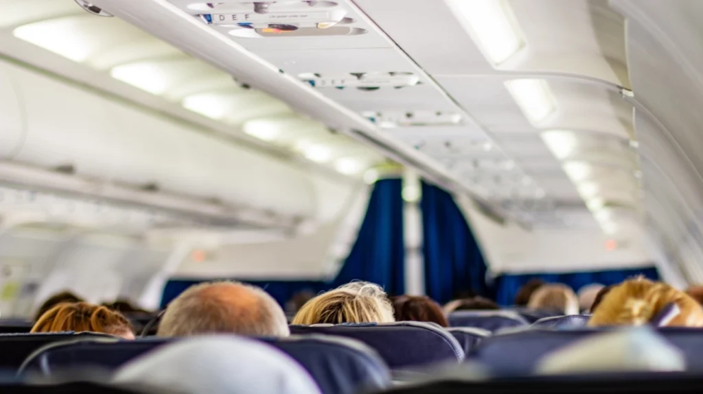 Ο Έλληνας πιλότος με τις «απαλές» προσγειώσεις που έχει γίνει viral – «Ατσαλάκωτοι ήρθατε» (βίντεο)