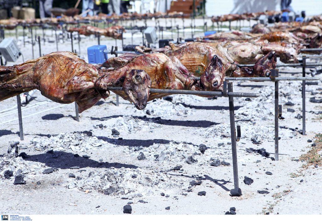 Αρνί στη σούβλα: Θρεπτικό και πλούσιο σε πρωτεΐνες… αλλά μην το παρακάνετε – Δείτε γιατί