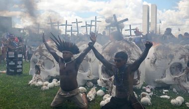 Βραζιλία: Στους δρόμους χιλιάδες αυτόχθονες – Εναντιώνονται σε πετρελαϊκά και εξορυκτικά έργα (βίντεο)