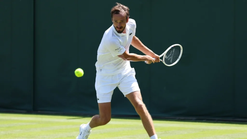 Ντ.Μεντβέντεφ: «Παραδόθηκε» στον Μ.Μπερετίνι – Έσπασε τη ρακέτα του και την πέταξε στα σκουπίδια (βίντεο)