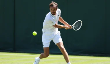 Ντ.Μεντβέντεφ: «Παραδόθηκε» στον Μ.Μπερετίνι – Έσπασε τη ρακέτα του και την πέταξε στα σκουπίδια (βίντεο)