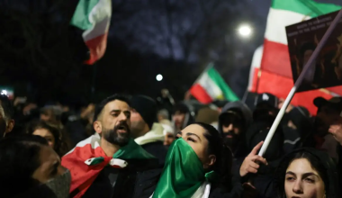 Πανηγυρίζει το Ιράν: «Ξεχύθηκαν» στους δρόμους της Τεχεράνης μετά τη συμφωνία για κατάπαυση του πυρός (βίντεο)