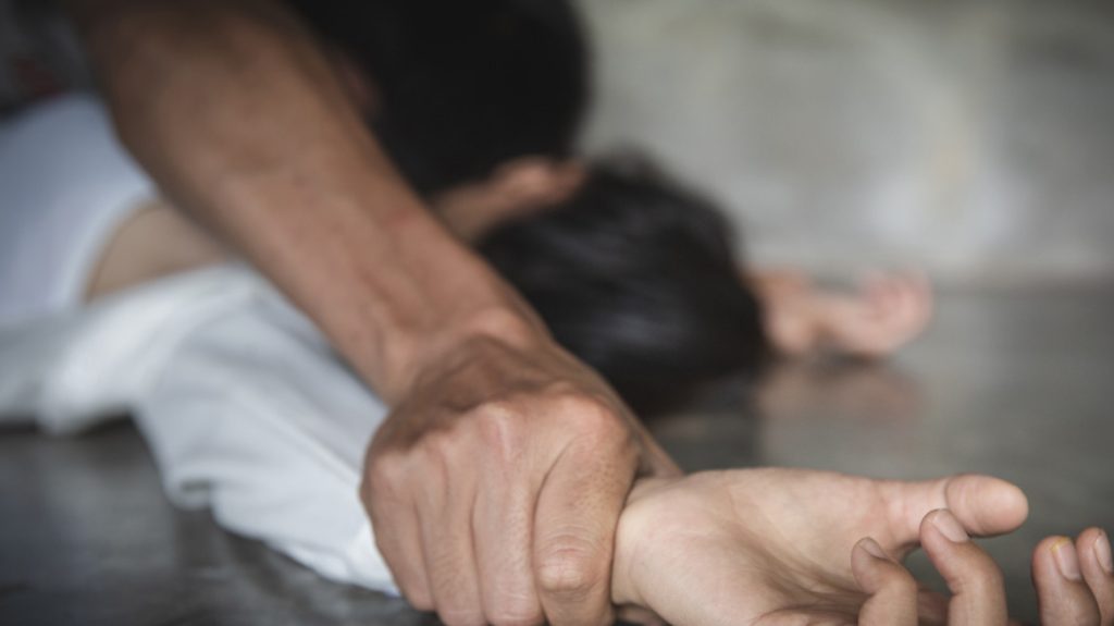 Έφοδος της ΕΛΑΣ σε σπίτι 37χρονου καθηγητή: Κατηγορείται για κακοποίηση και ασέλγεια 14χρονης μαθήτριάς του