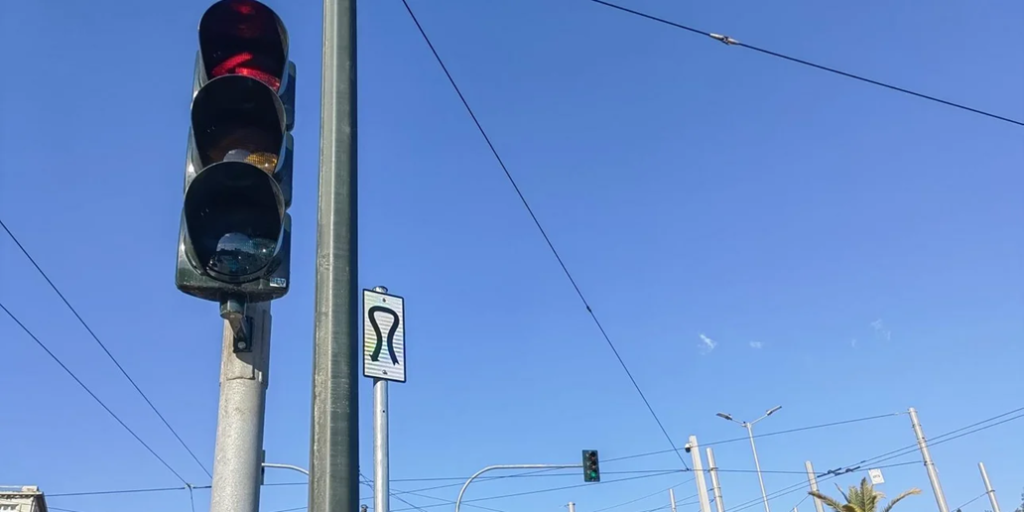Η νέα ασυνήθιστη πινακίδα που έχει τοποθετηθεί στο κέντρο της Αθήνας – Τι σημαίνει
