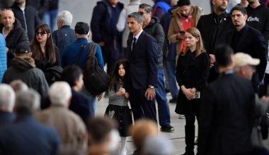 H στιγμή που ο Ραζβάν Λουτσέσκου ξεσπά σε κλάματα μπροστά από το φέρετρο του πατέρα του – Δείτε βίντεο