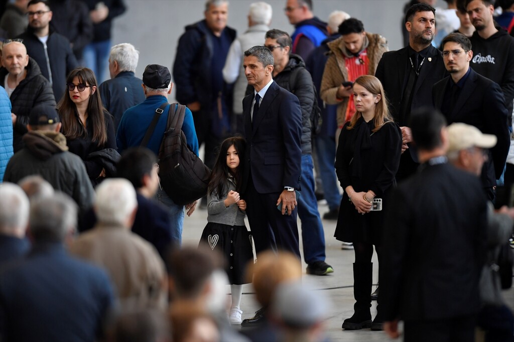 H στιγμή που ο Ραζβάν Λουτσέσκου ξεσπά σε κλάματα μπροστά από το φέρετρο του πατέρα του – Δείτε βίντεο