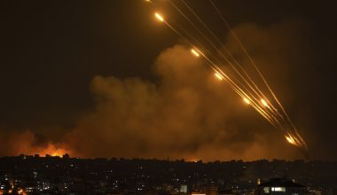 Συνεχίζουν την ανταλλαγή πυραύλων Ισραήλ και Ιράν παρά την εκεχειρία των δύο εβδομάδων