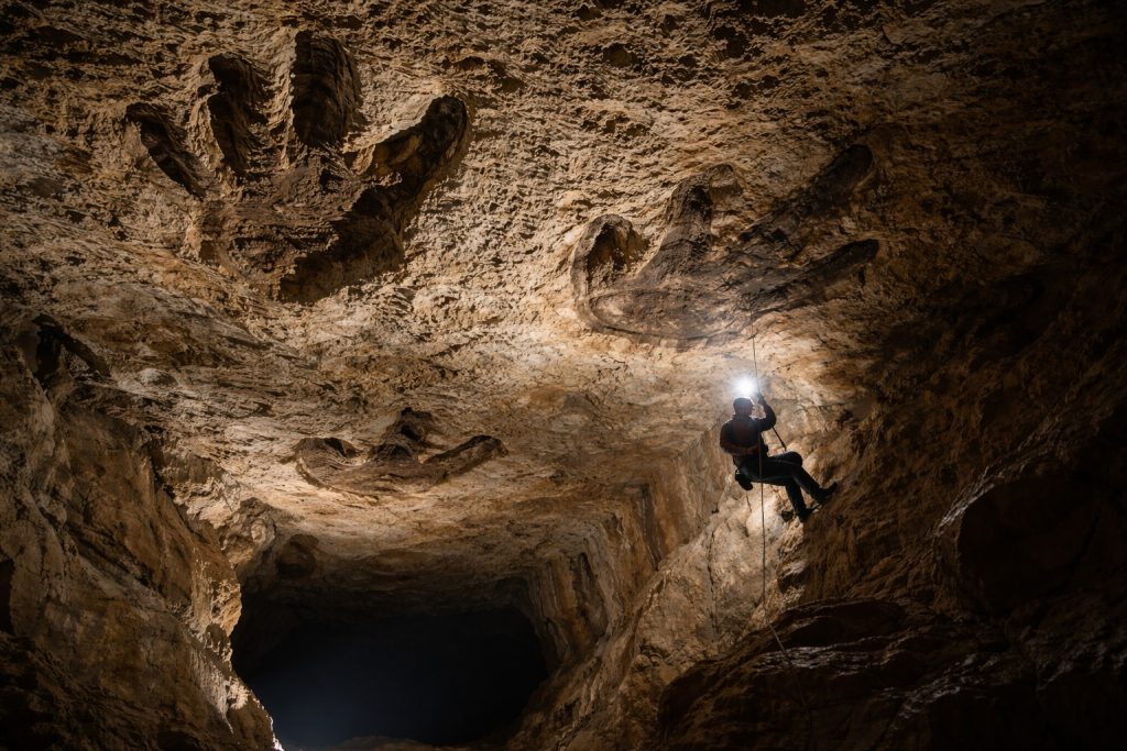 Γαλλία: Εντοπίστηκαν ίχνη δεινοσαύρων στην οροφή σπηλαίου 500 μέτρα κάτω από τη Γη