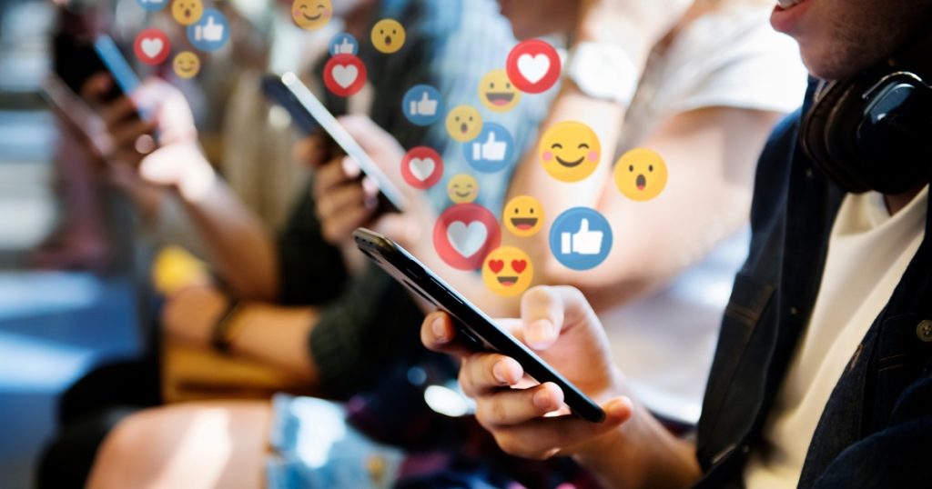 Κάτι συμπτώσεις ρε παιδί μου: Ανακοινώθηκε «κόφτης» στα social media για ανήλικα τώρα που «καίει» ο ΟΠΕΚΕΠΕ