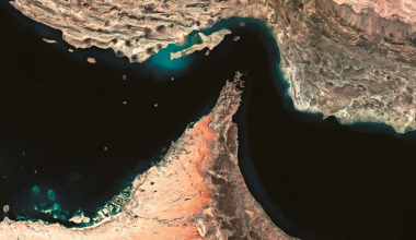 Στενά του Ορμούζ: Η αποκλιμάκωση στις τιμές των καυσίμων θα καθυστερήσει για μήνες