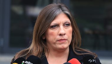 Ζ.Κωνσταντοπούλου σε Ν.Στραβελάκη: «Βάλλομαι από παντού – όπου πηγαίνω» – Αντιπαράθεση on air