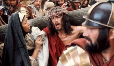 «Ο Ιησούς από τη Ναζαρέτ»: Το αστρονομικό ποσό που κόστισε η θρυλική σειρά του Φ.Τζεφιρέλι – Πόσα πήρε ο Ρ.Πάουελ