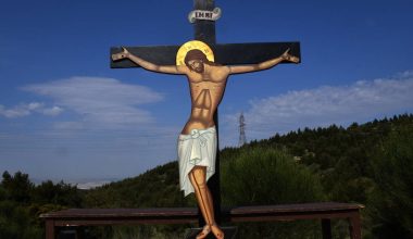 Μεγάλη Πέμπτη: Η Ακολουθία των Αγίων Παθών – «Σήμερον κρεμάται επί ξύλου ο εν ύδασι την γην κρεμάσας»