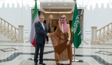 Η πρώτη τηλεφωνική επικοινωνία των ΥΠΕΞ Ιράν και Σαουδικής Αραβίας από την έναρξη του πολέμου