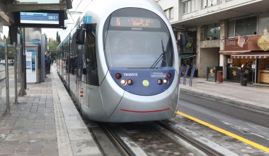 Άλιμος: Συρμός του τραμ συγκρούστηκε με φορτηγό