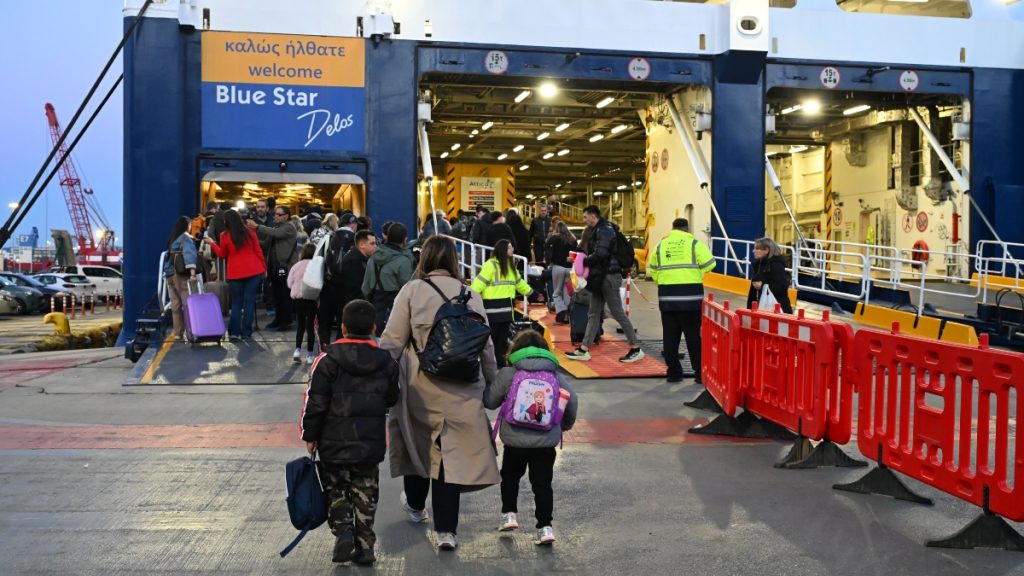 Όπου «φύγει-φύγει» οι Αθηναίοι για να κάνουν Πάσχα στο χωριό: Γεμάτα αναχωρούν ΚΤΕΛ και πλοία