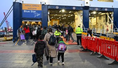 Όπου «φύγει-φύγει» οι Αθηναίοι για να κάνουν Πάσχα στο χωριό: Γεμάτα αναχωρούν ΚΤΕΛ και πλοία