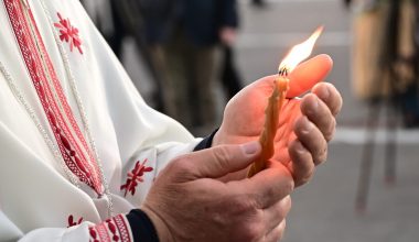 Δείτε πώς και τι ώρα θα φτάσει το Άγιο Φως σε όλη την Ελλάδα – Αναλυτικά οι πτήσεις