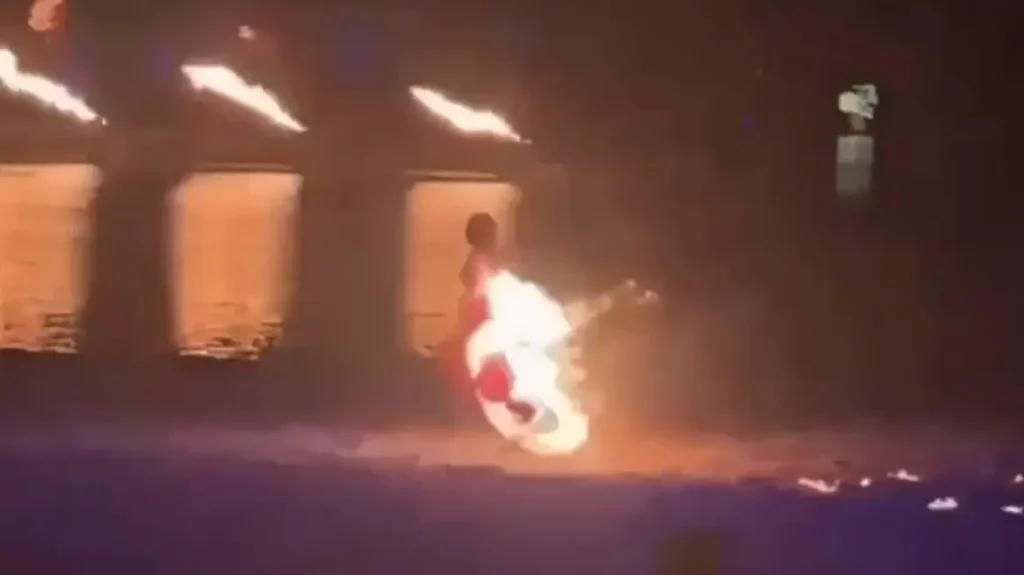 Κίνα: Χορεύτρια παραλίγο να καεί ζωντανή – Έπιασε φωτιά το φόρεμά της – Έτρεξε στη θάλασσα να σωθεί (βίντεο)